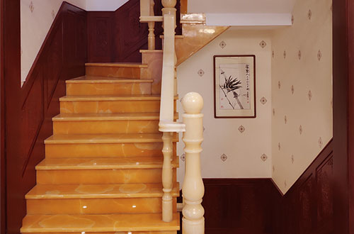 荣昌中式别墅室内汉白玉石楼梯的定制安装装饰效果